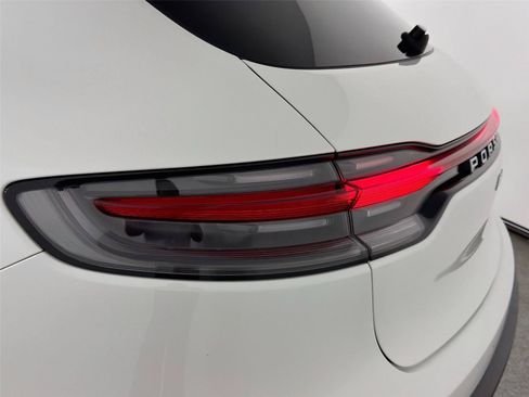 Certified 2024 Porsche Macan AWD/4WD image 16