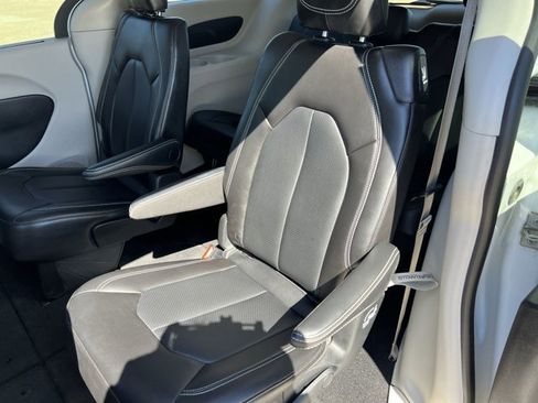 Used 2024 Chrysler Pacifica Touring-L image 25