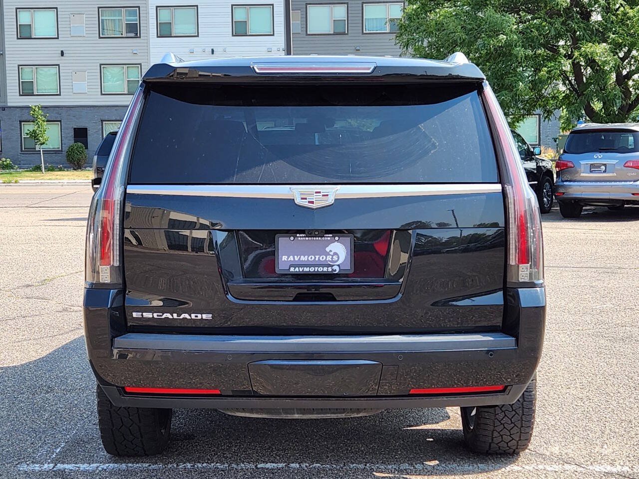 Used 2018 Cadillac Escalade Premium Luxury AWD/4WD image 8