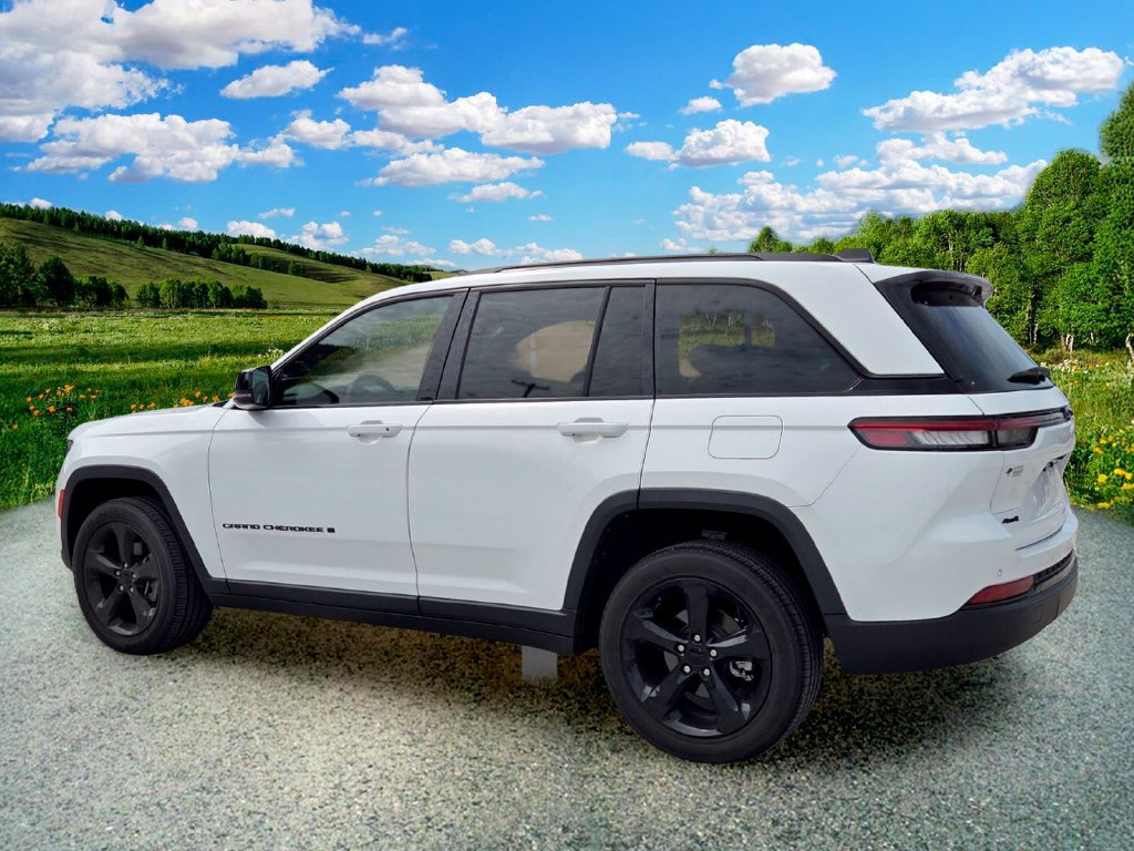 Used 2023 Jeep Grand Cherokee Altitude AWD/4WD image 4