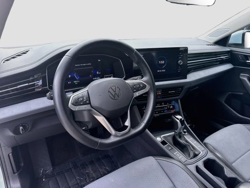 Used 2025 Volkswagen Jetta SE FWD image 9