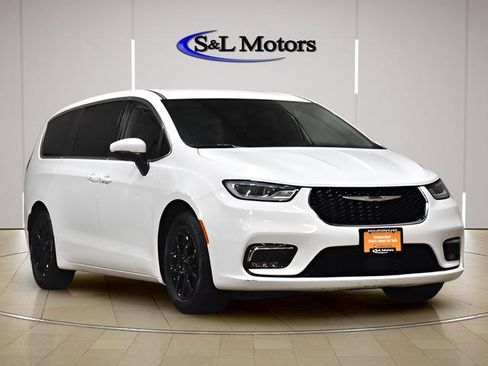 Certified 2023 Chrysler Pacifica Touring-L FWD image 2