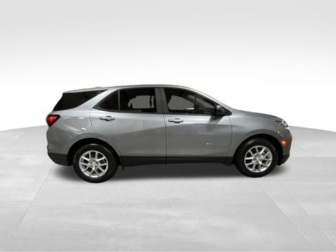 Used 2023 Chevrolet Equinox LS FWD image 4