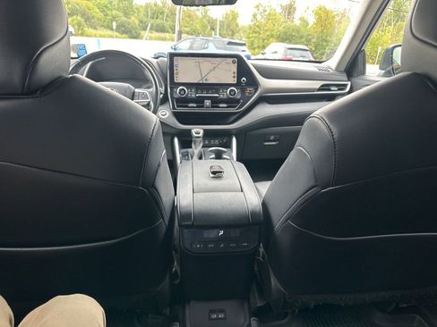 Used 2023 Toyota Highlander XLE image 30