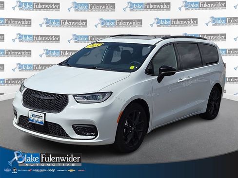 Used 2025 Chrysler Pacifica Limited FWD image 1