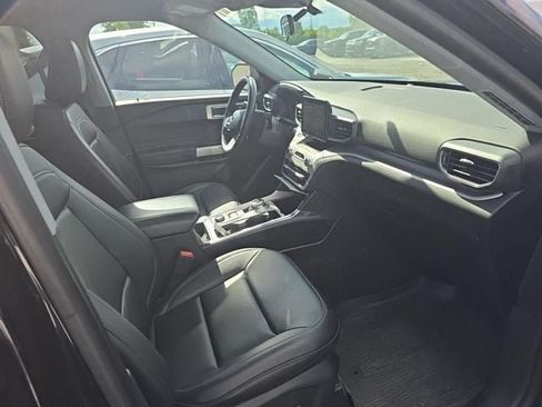 Used 2023 Ford Explorer XLT w/ Equipment Group 202A AWD/4WD image 19