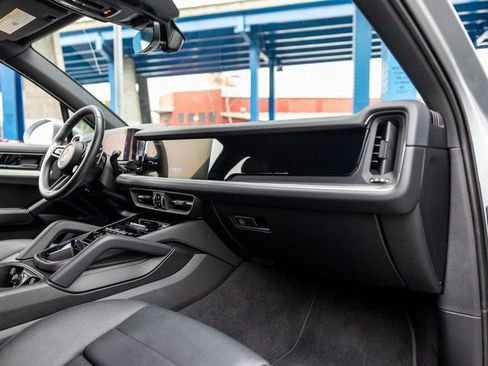 Certified 2025 Porsche Cayenne image 33