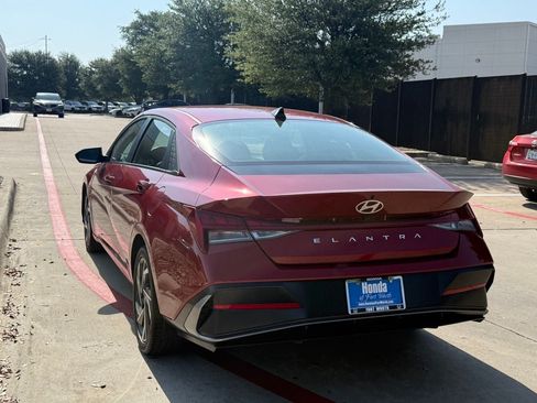 Used 2025 Hyundai Elantra SEL FWD image 3