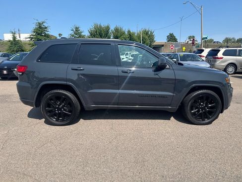 Used 2018 Jeep Grand Cherokee Altitude AWD/4WD image 10