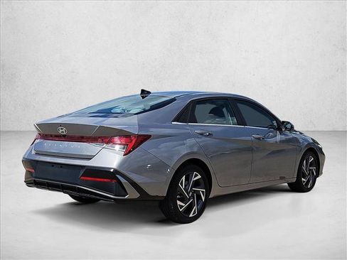Used 2025 Hyundai Elantra Limited FWD image 5