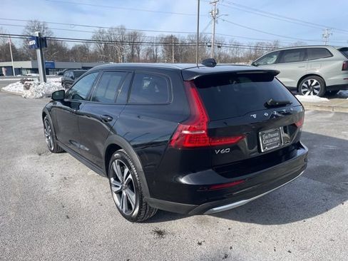 Certified 2025 Volvo V60 B5 Cross Country Plus image 2