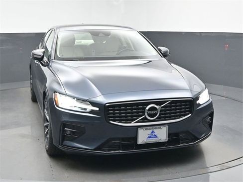 Used 2022 Volvo S60 B5 Momentum w/ Premium Package image 2