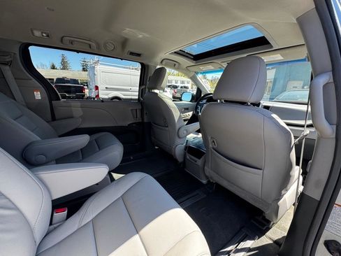 Used 2015 Toyota Sienna XLE w/ XLE Navigation Package AWD/4WD image 17