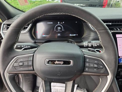 Certified 2025 Jeep Grand Cherokee Limited w/ Black Appearance Package RWD image 26
