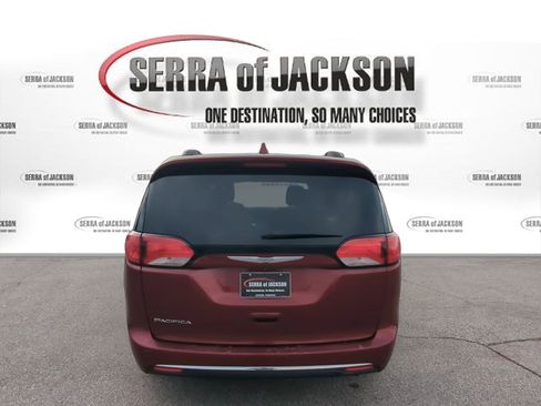 Used 2017 Chrysler Pacifica Touring-L image 7