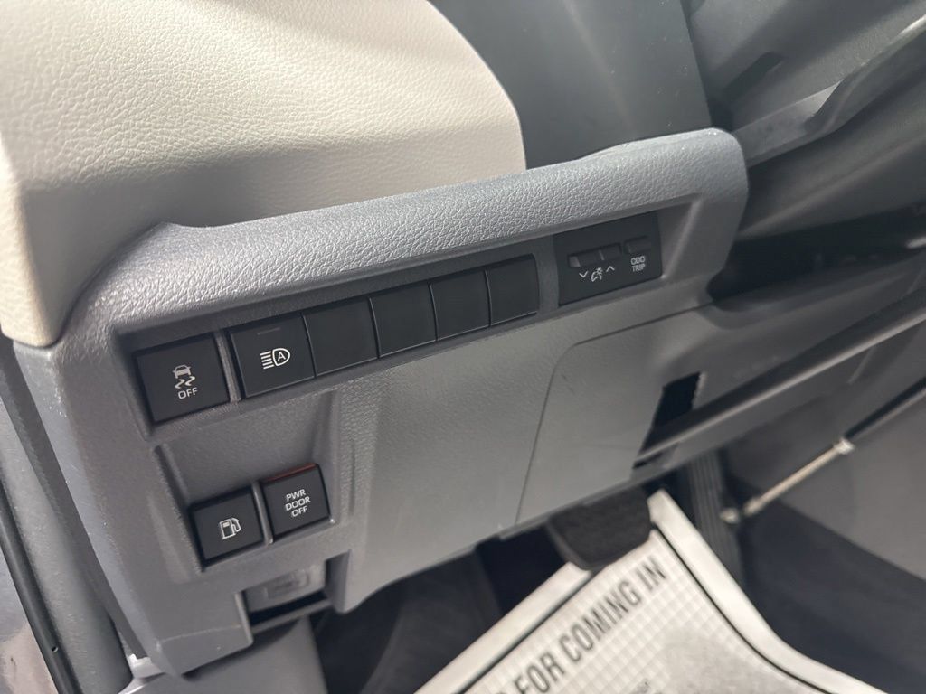 Used 2021 Toyota Sienna XLE FWD image 25
