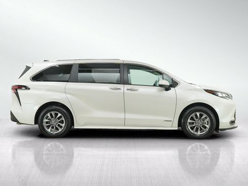 Used 2021 Toyota Sienna XLE AWD/4WD image 6