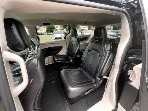 Used 2023 Chrysler Pacifica Touring-L FWD image 13
