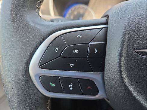 Used 2024 Chrysler Pacifica Touring-L FWD image 19