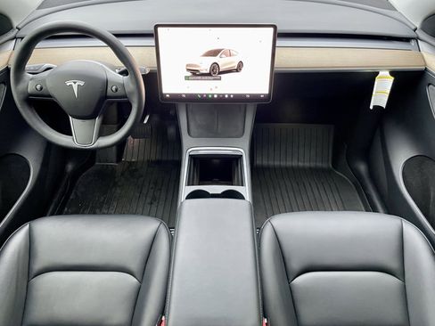 Used 2022 Tesla Model Y Long Range image 16