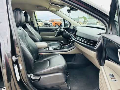 Used 2025 Kia Carnival FWD image 31