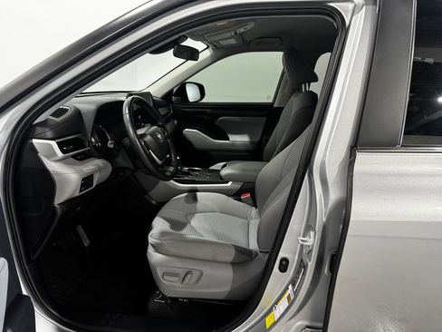 Used 2023 Toyota Highlander LE AWD/4WD image 14