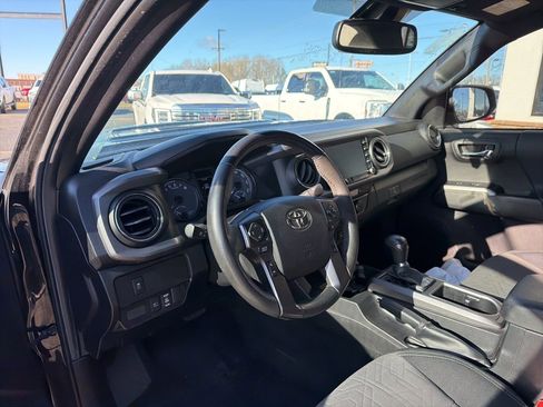 Used 2022 Toyota Tacoma TRD Sport w/ TRD Premium Sport Package image 4