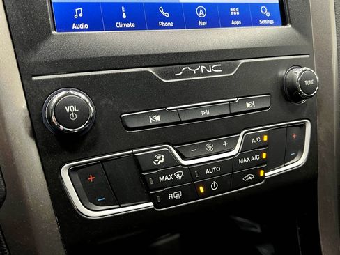 Used 2020 Ford Fusion SE FWD image 26