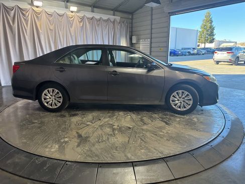 Used 2014 Toyota Camry L image 4