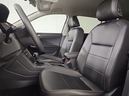 Used 2021 Volkswagen Tiguan SE image 16