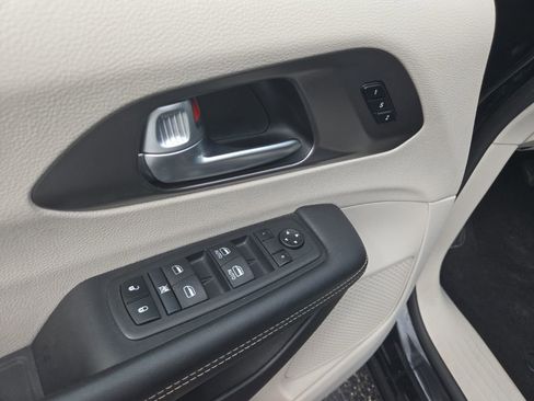 Used 2024 Chrysler Pacifica Touring-L FWD image 19