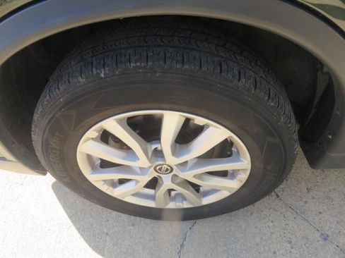 Used 2018 Nissan Rogue SV AWD/4WD image 12