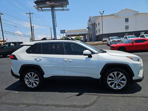 Used 2021 Toyota RAV4 XLE Premium FWD image 6