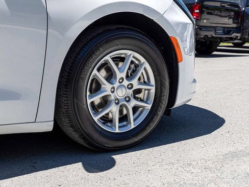 New 2027 Chrysler Pacifica Select FWD image 10