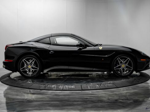 Used 2016 Ferrari California T image 21