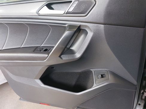 Used 2022 Volkswagen Tiguan SE image 33