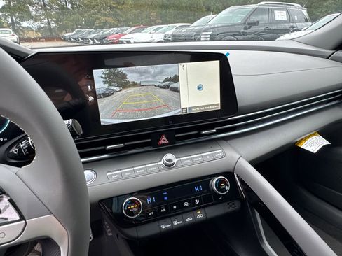 New 2025 Hyundai Elantra SEL image 18