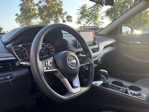 Used 2025 Nissan Altima 2.5 SV FWD image 30