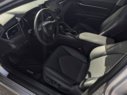 Used 2024 Toyota Camry SE image 9