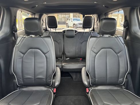 Used 2023 Chrysler Pacifica Limited w/ Uconnect Theater Family Group FWD image 14