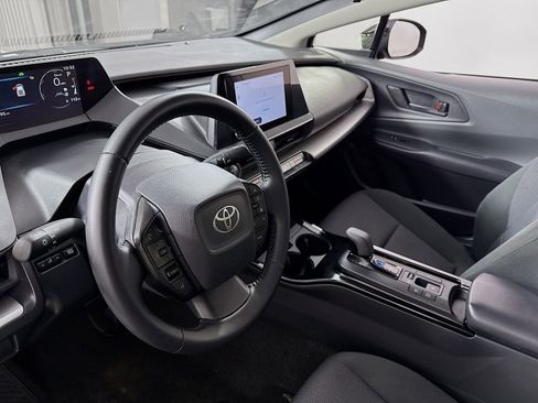 Used 2025 Toyota Prius LE FWD image 7