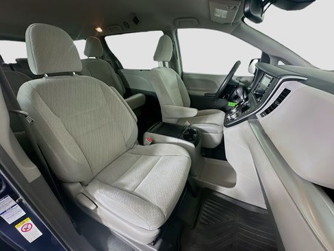 Used 2019 Toyota Sienna LE AWD/4WD image 31