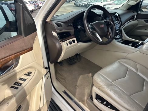 Used 2017 Cadillac Escalade Luxury RWD image 6