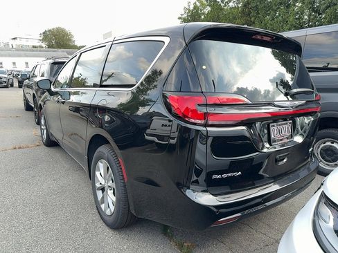 New 2026 Chrysler Pacifica Select image 4