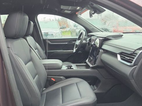 Used 2024 GMC Acadia Elevation image 11