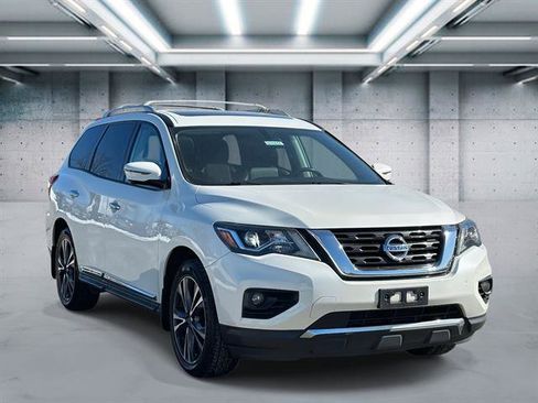 Used 2018 Nissan Pathfinder Platinum image 2