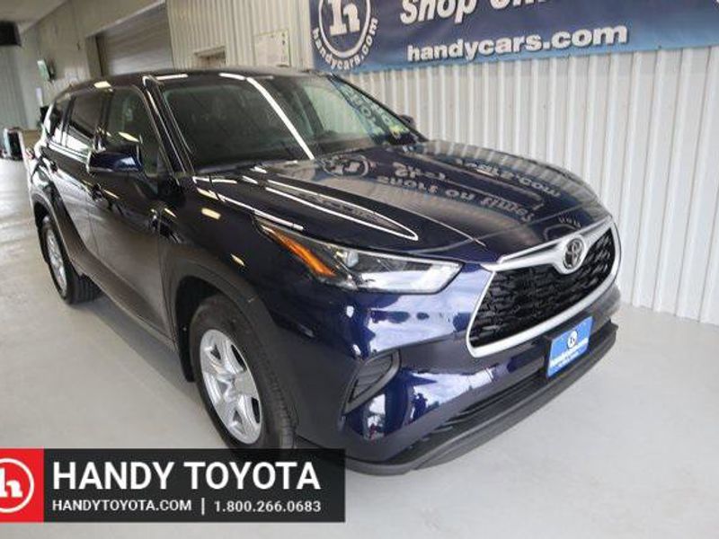 Certified 2022 Toyota Highlander L image 1