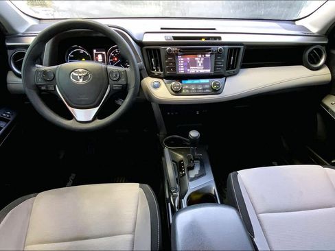 Used 2018 Toyota RAV4 LE AWD/4WD image 15