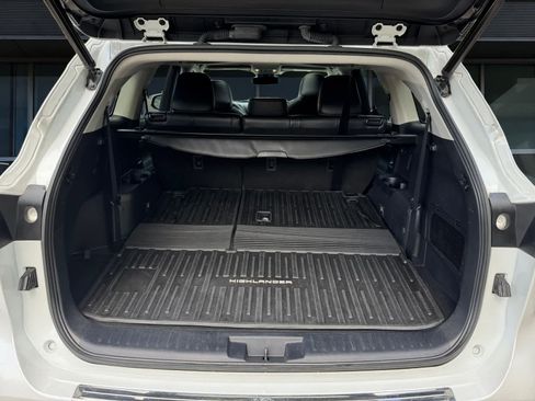 Used 2022 Toyota Highlander XLE AWD/4WD image 12