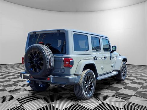 Used 2022 Jeep Wrangler Unlimited Sahara w/ Cold Weather Group image 5